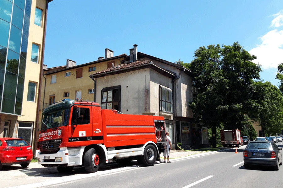 Požar u potkrovlju zgrade u Konjicu