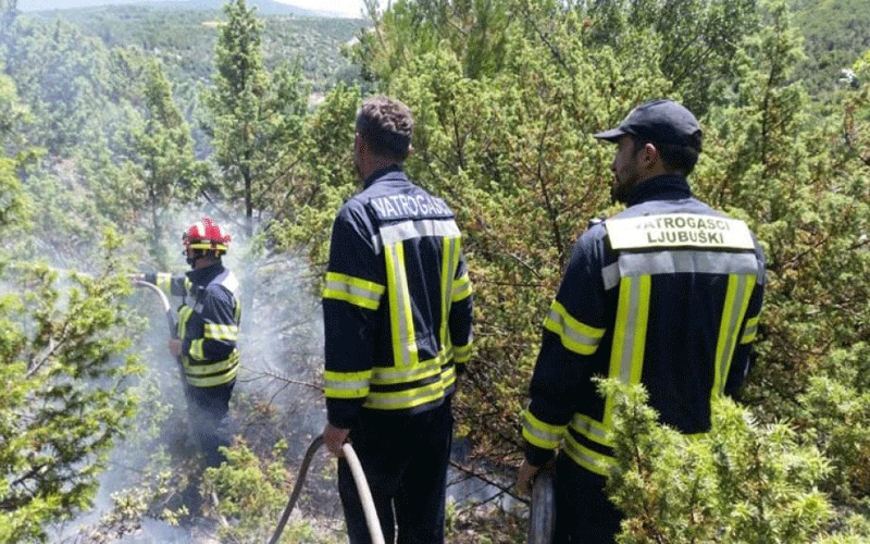 Vatrogasci se bore s požarom kod vodopada Kravica