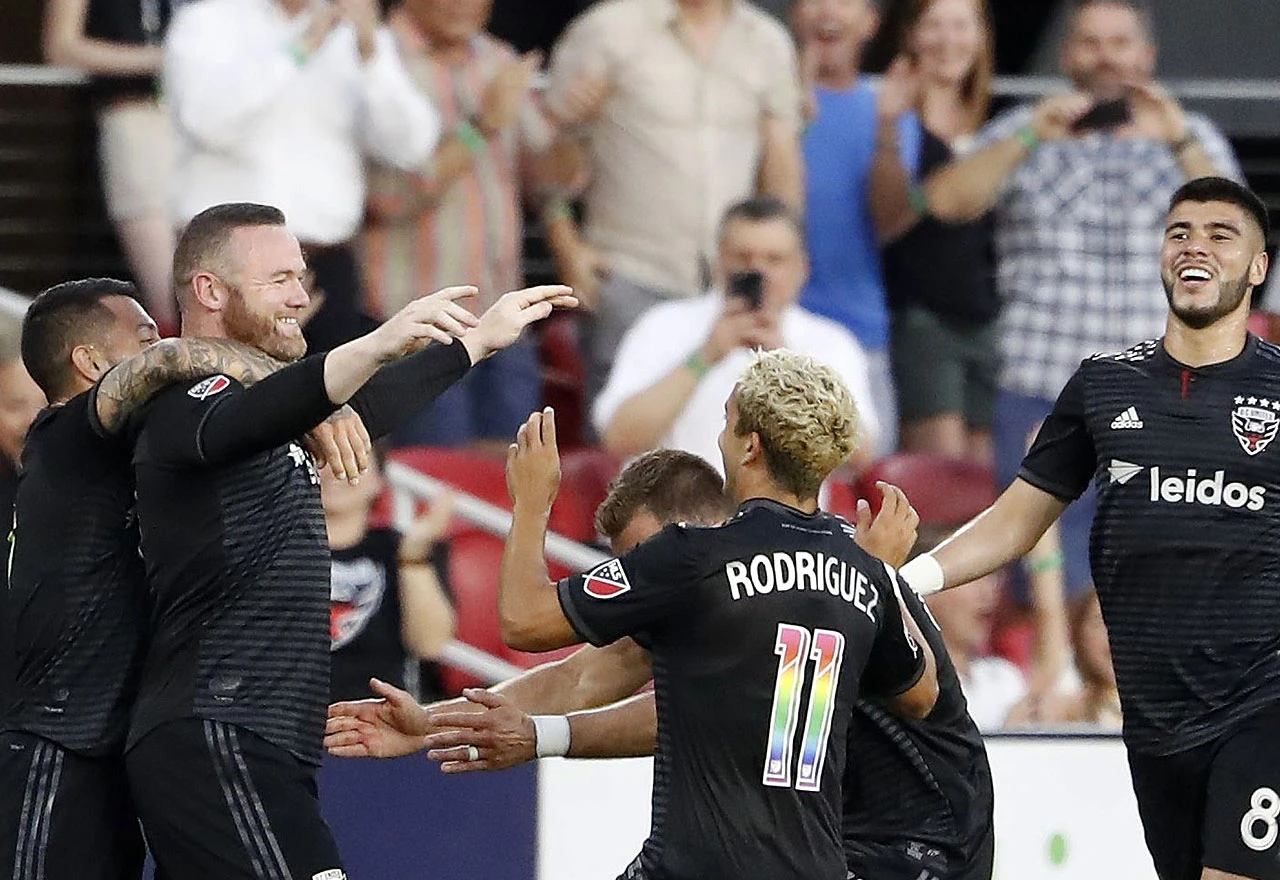 Nije mu prvi put: Rooney zabio gol sa svoje polovice igrališta