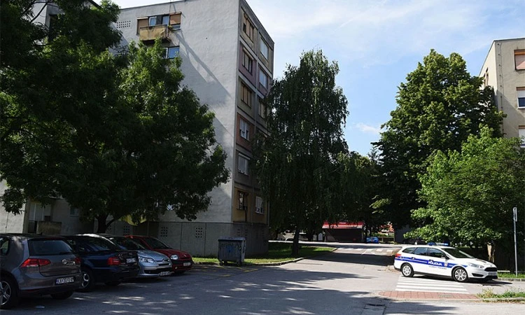 Spuštala roletnu, pala kroz prozor i poginula