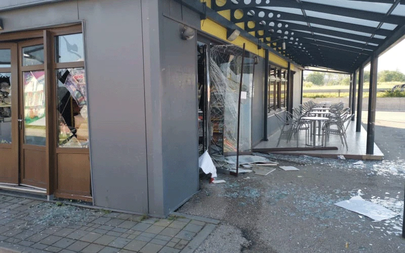Kupres: Eksplozivom raznijeli bankomat i uništili prednji dio prodajnog centra