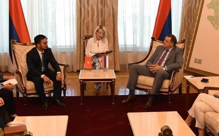 Kako je moguće da Dodik i Cvijanović službeno prime lažnog investitora?