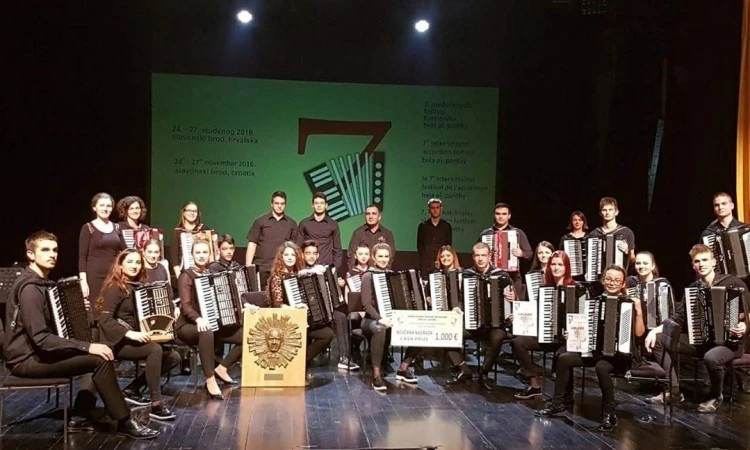 Harmonikaši svoje umijeće pokazali izvodeći hit "Hotel California"