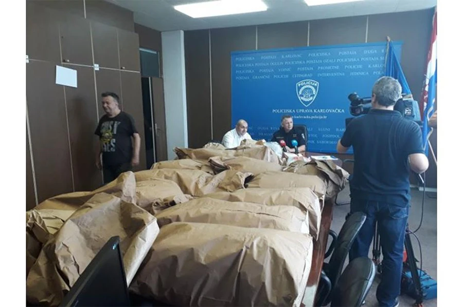 Uhvaćeni na autocesti s 136,8 kg marihuane