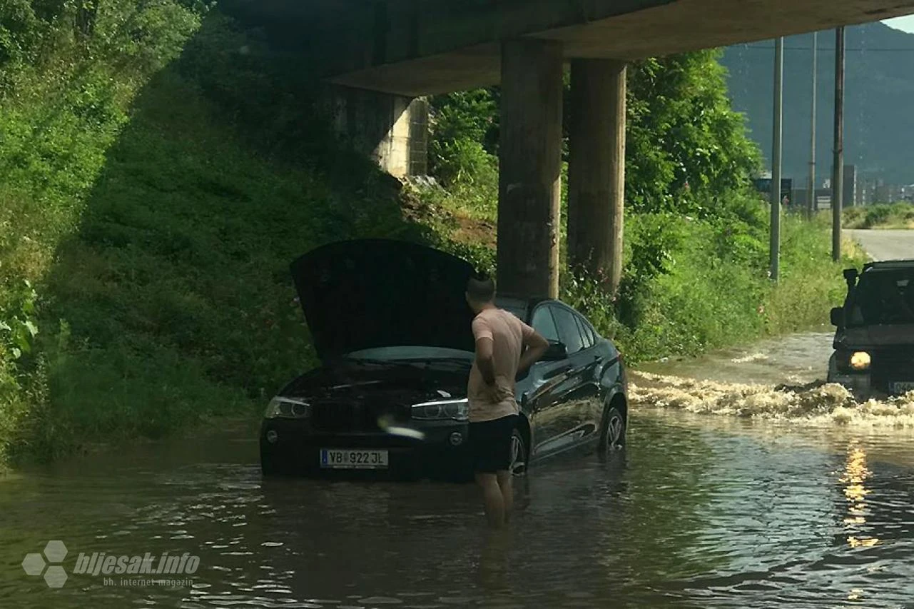Mostar: Automobil zaglavio u ''poplavi''