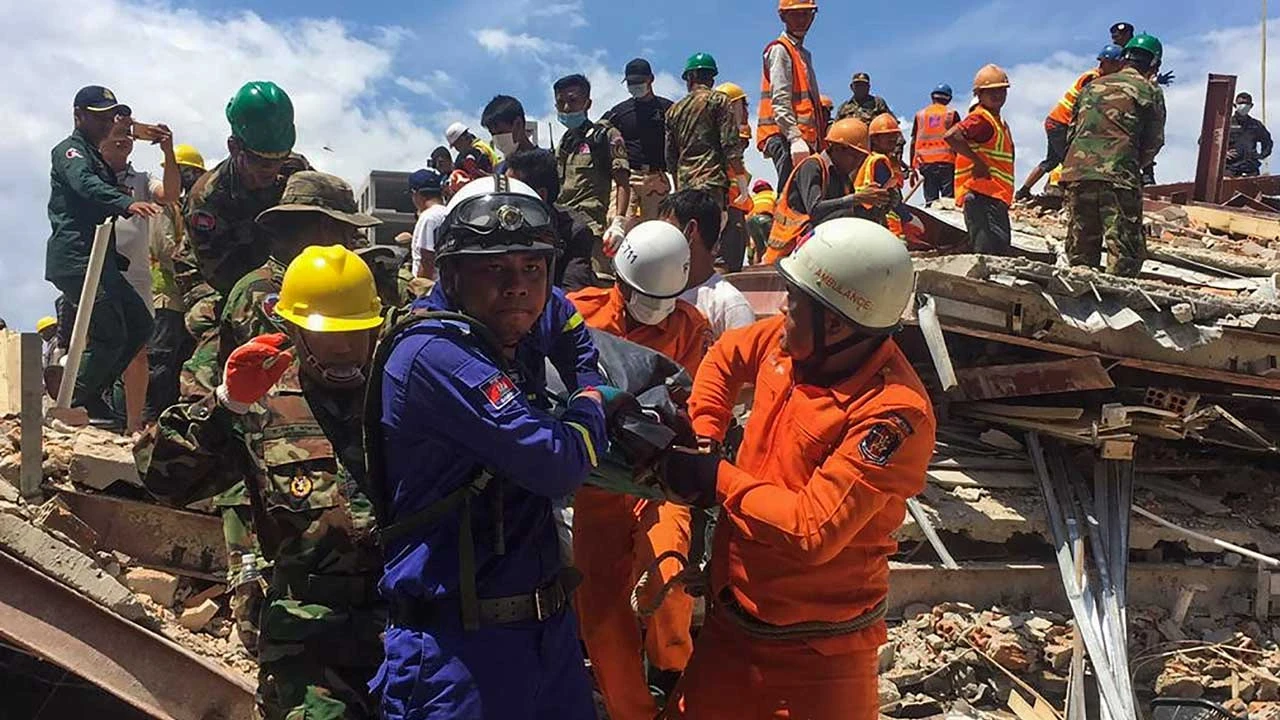 Traže se zarobljeni pod ruševinama zgrade u Sihanoukvillu