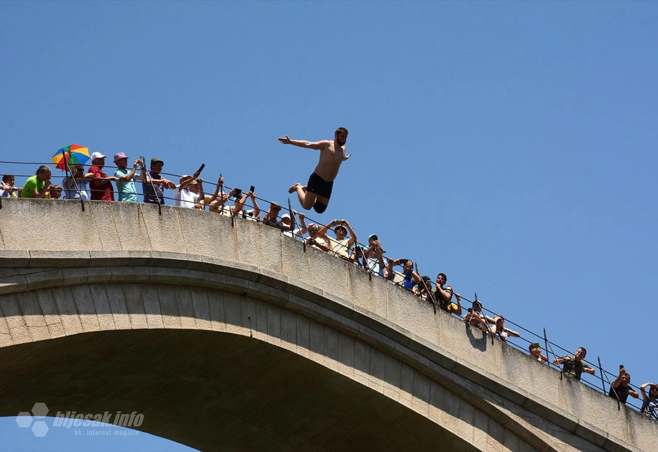 Prvog ljetnog dana turisti u Mostaru traže osvježenje u Neretvi