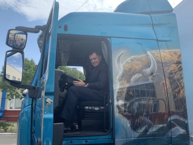 Dodik u Bjelorusiji vozi sad kamion, sad autobus
