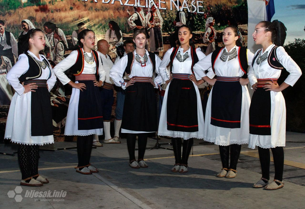 ''Kočerinom kolo igra, a pisma se ori''