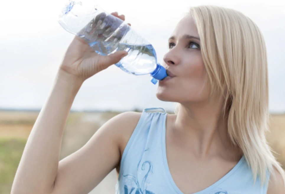 Evo zašto ne bi nikad trebali koristiti plastičnu bocu više puta