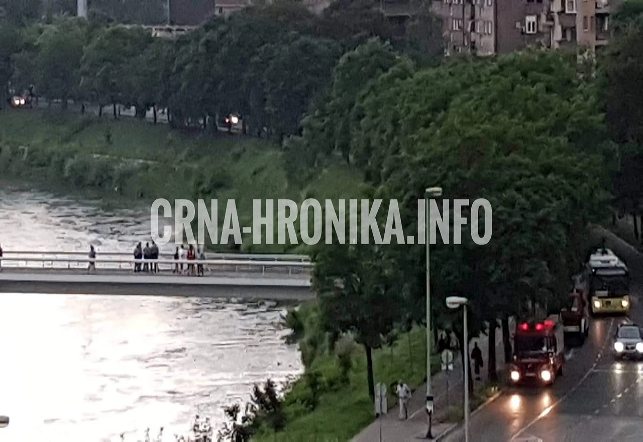 Zeničanin s mosta skočio u rijeku; traže ga policija i vatrogasci