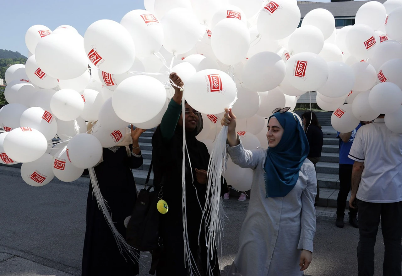Tisuće balona iz Sarajeva kao izraz solidarnosti s Idlibom u Siriji
