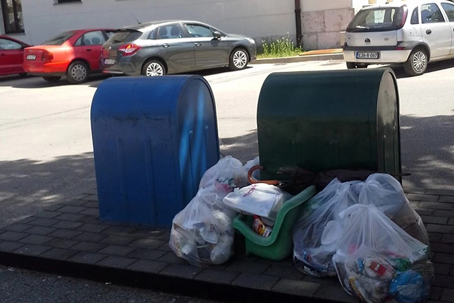 Mostarac smeće istresao pred Gradsku vijećnicu