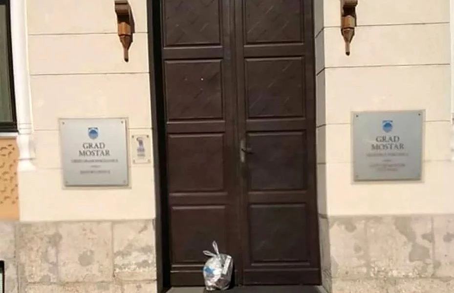 Dok se čekaju odgovori s dogovora: Građani Mostara odlažu smeće ispred vijećnice 