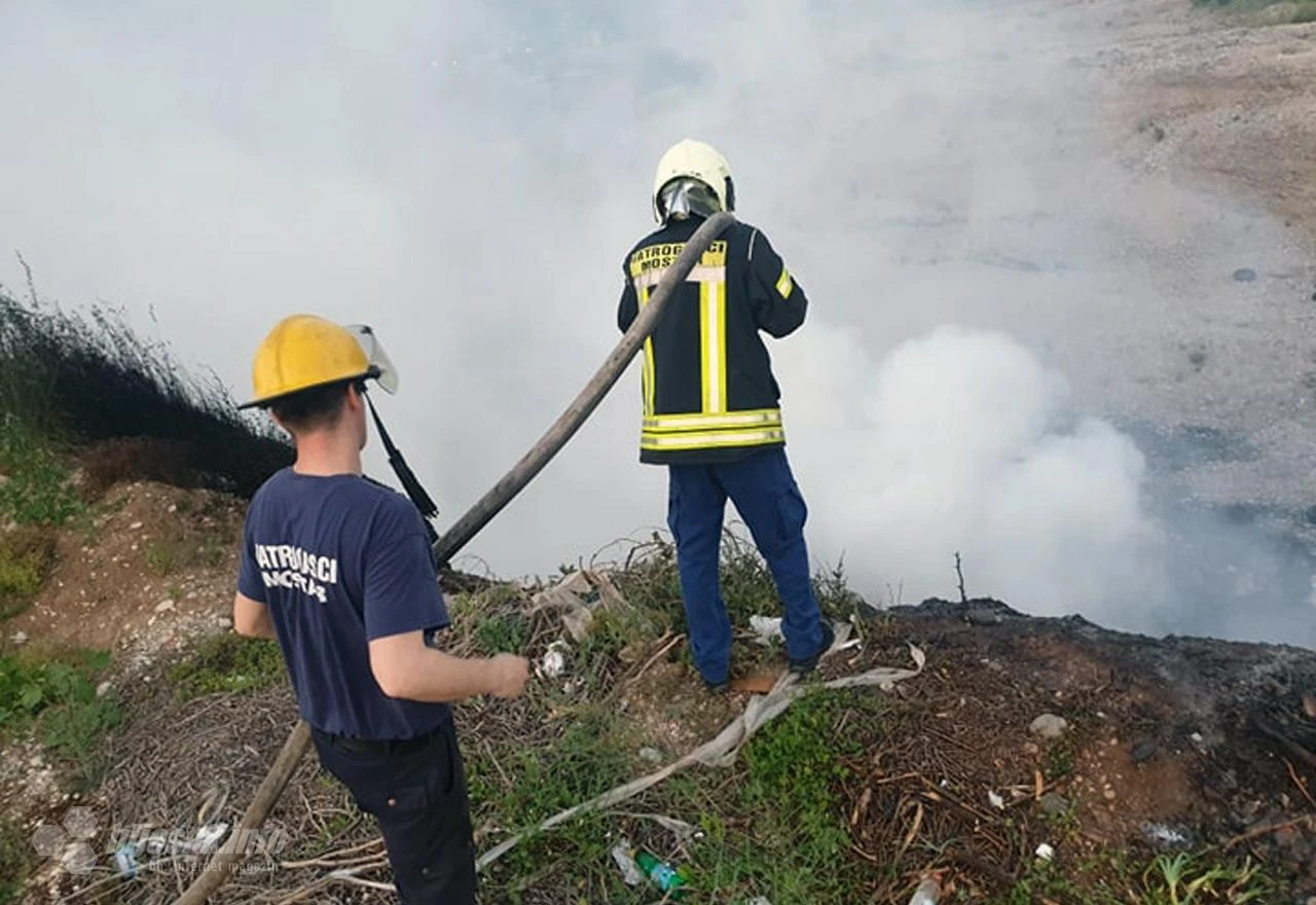 Požar na divljoj deponiji kraj Mostara