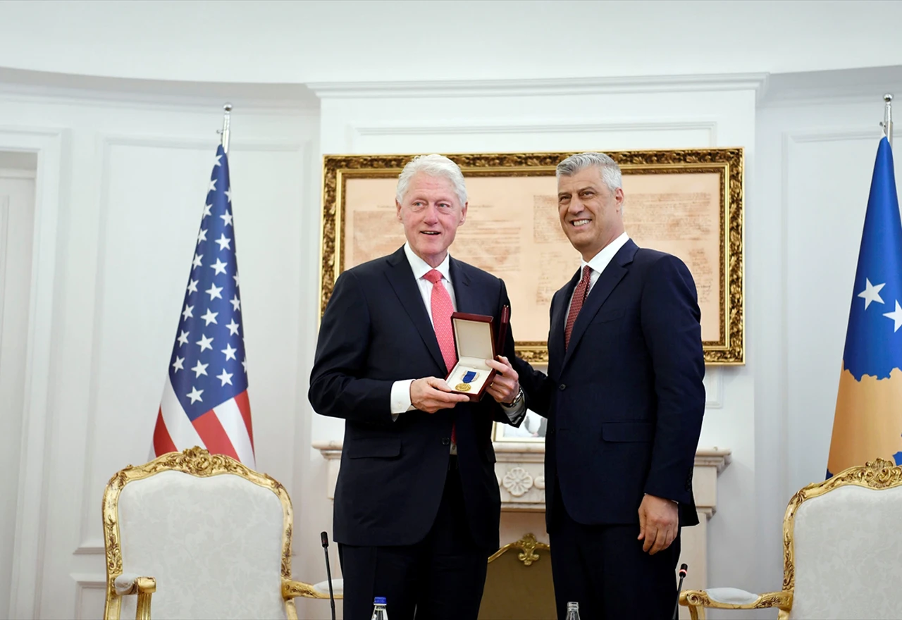 Thaci odlikovao Clintona "Ordenom slobode"