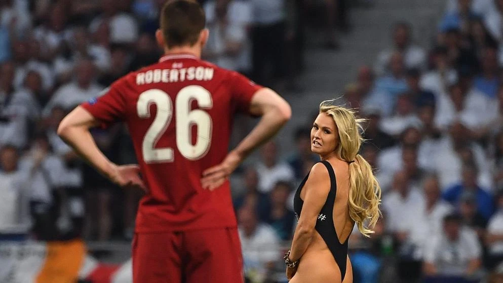 Dopala im se: 'Streakerici' iz Madrida igrači Liverpoola sad šalju poruke!