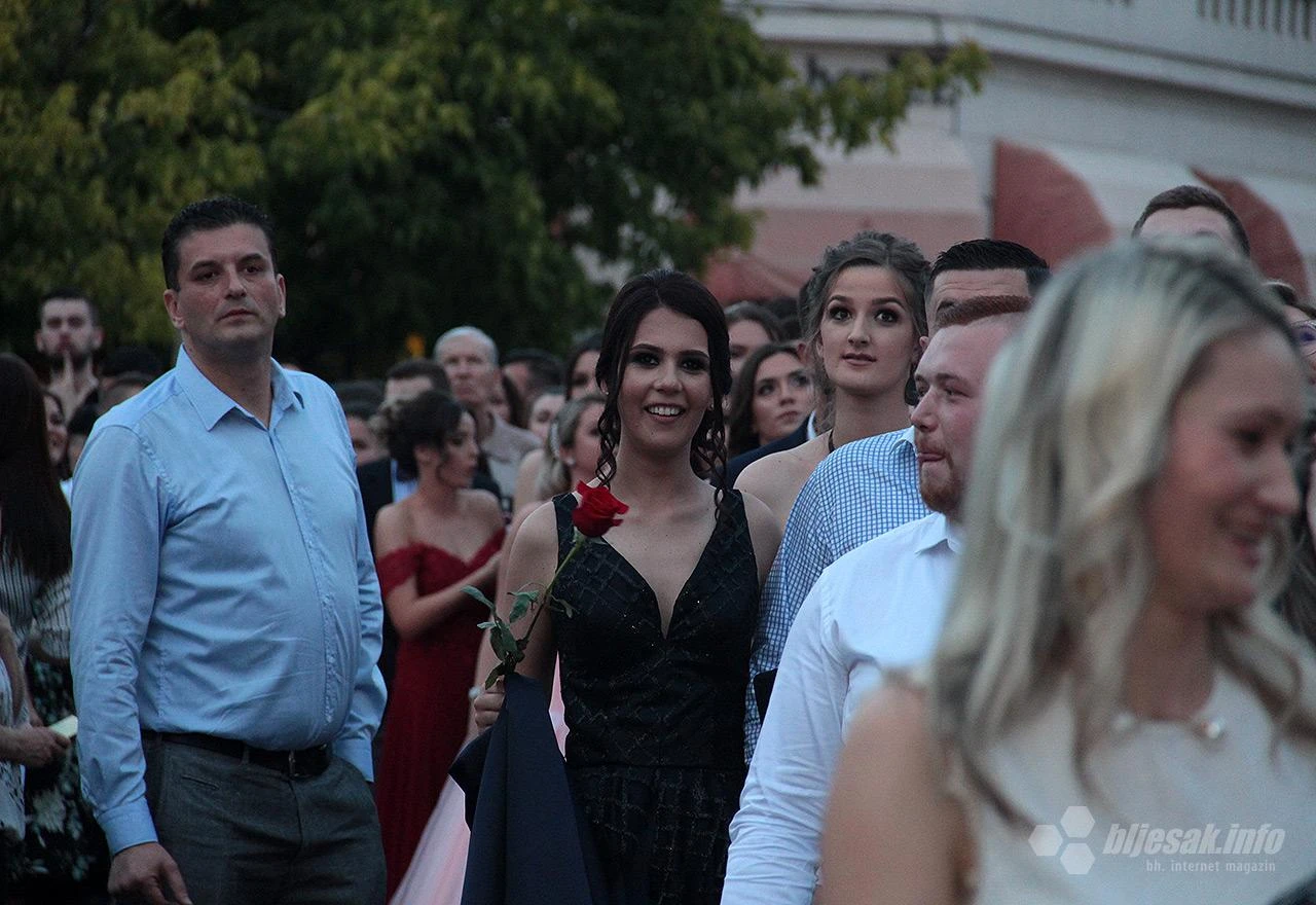 FOTO | Maturanti u Mostaru: Ovo je naša večer!