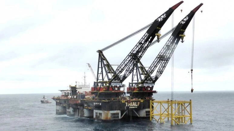 Brod udario u platformu, evakuacija radnika