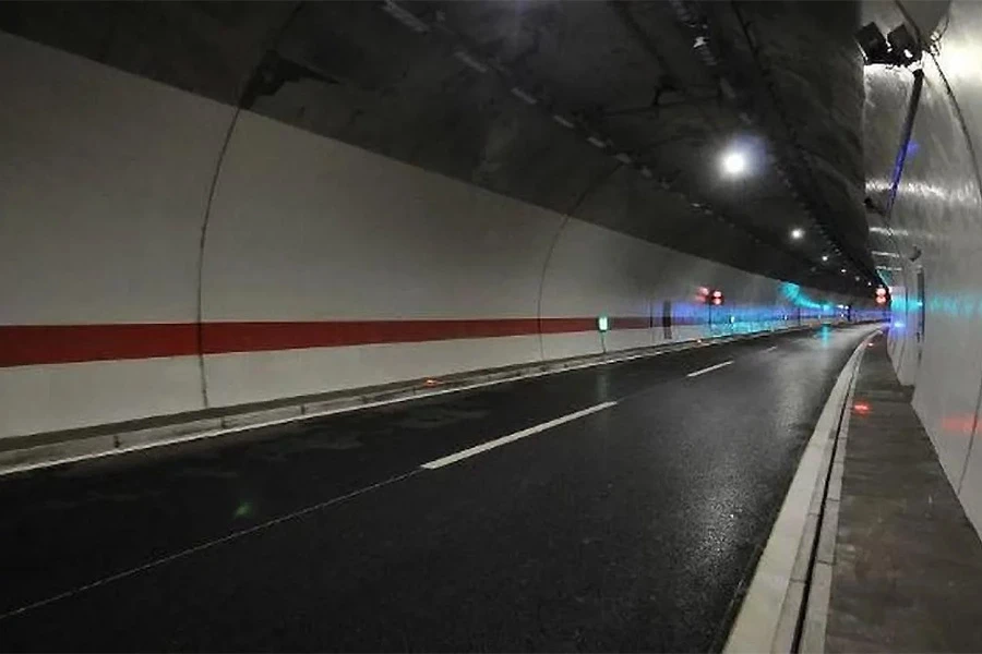 Troje mrtvih, jedno ozljeđeno u prevrtanju automobila u tunelu Igman 