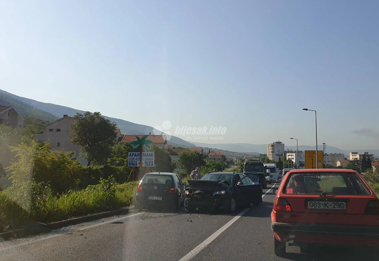 Mostar: Sudar tri automobila