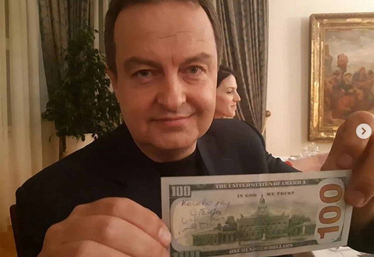 Veleposlanstvo SAD-a pozvalo Dačića da razmisli o porukama koje ispisuje na dolarima