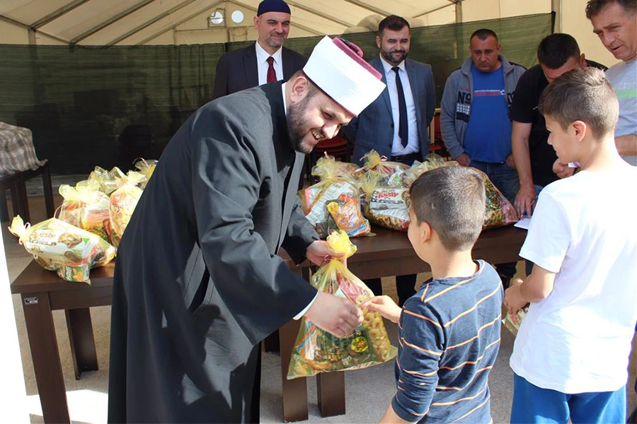 Salakovac: Najmlađi migranti dobili bajramske paketiće