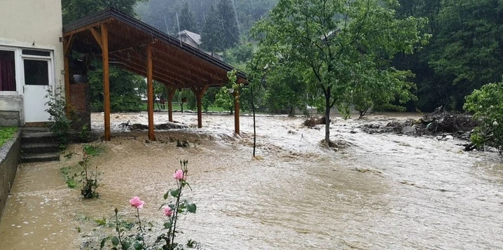 Zenicu pogodio ''uragan'', kod Bijeljine potonuo most, Tešanj pod vodom...