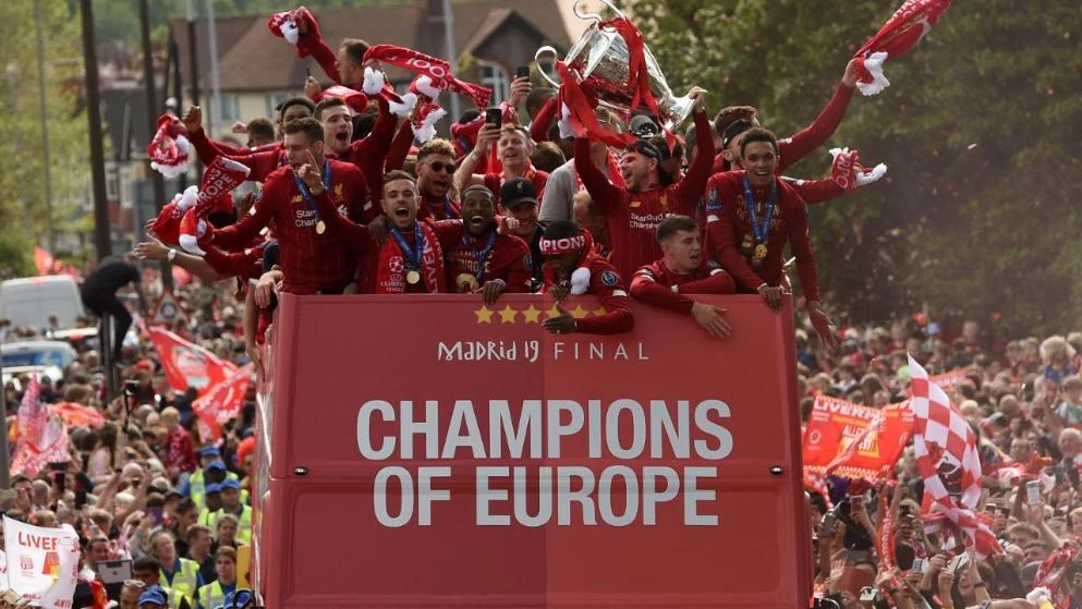 Slavlje Redsa: Wijnaldumu ispao mobitel iz ruke, Klopp se zabavljao uz pivo