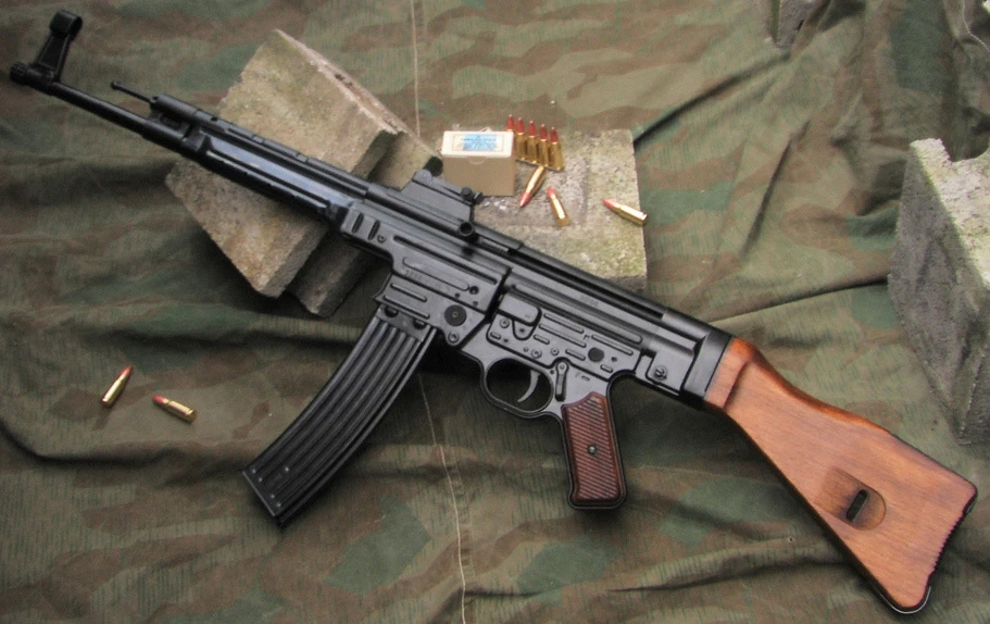 Vojna puška M48 i  'Kalašnjikov' došle ga optužnice