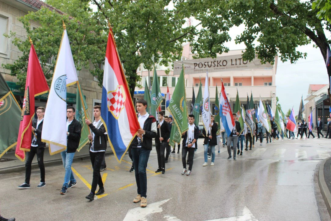 Mimohodom mladi iz posuške općine s ratnim stjegovima postrojbi obilježen Dan branitelja