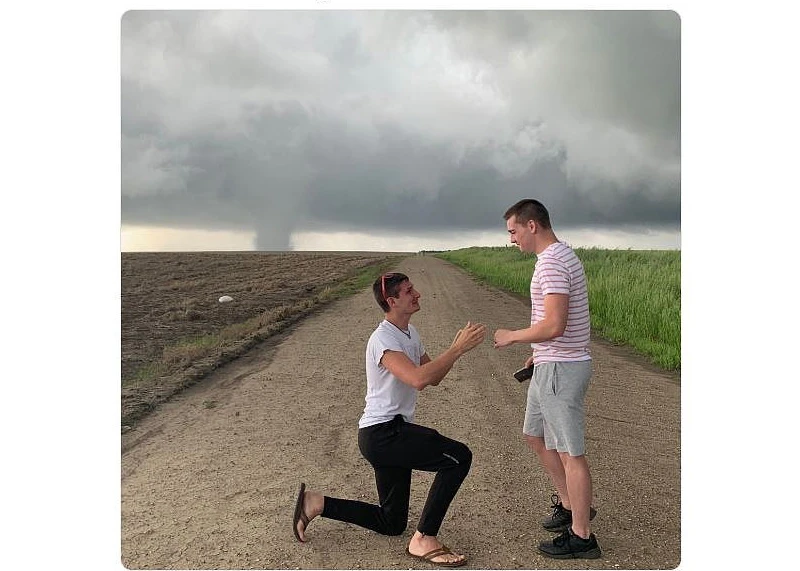 Lovac na oluje zaprosio partnera ispred opasnog tornada