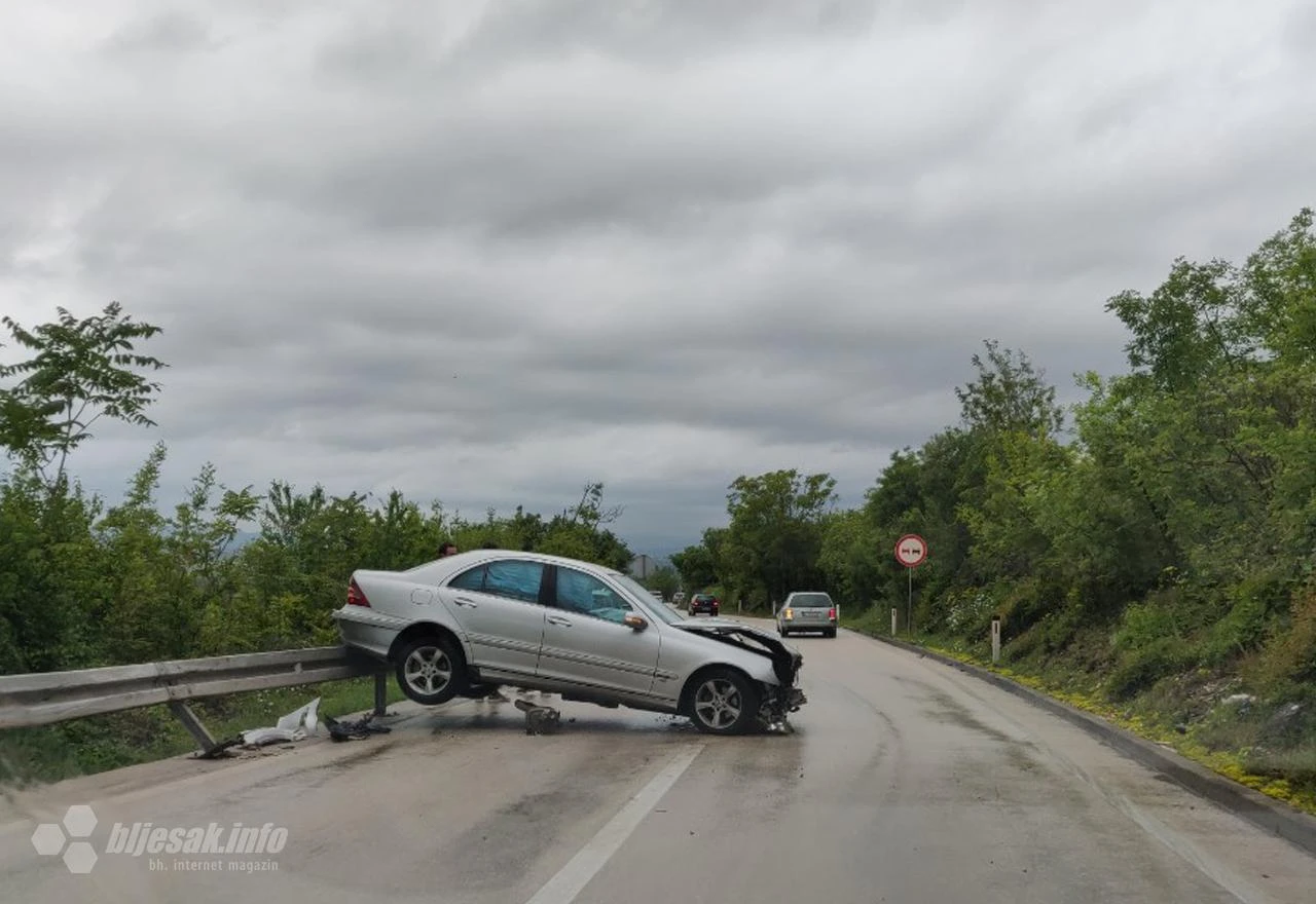 Međine: Mercedes završio na zaštitnoj ogradi