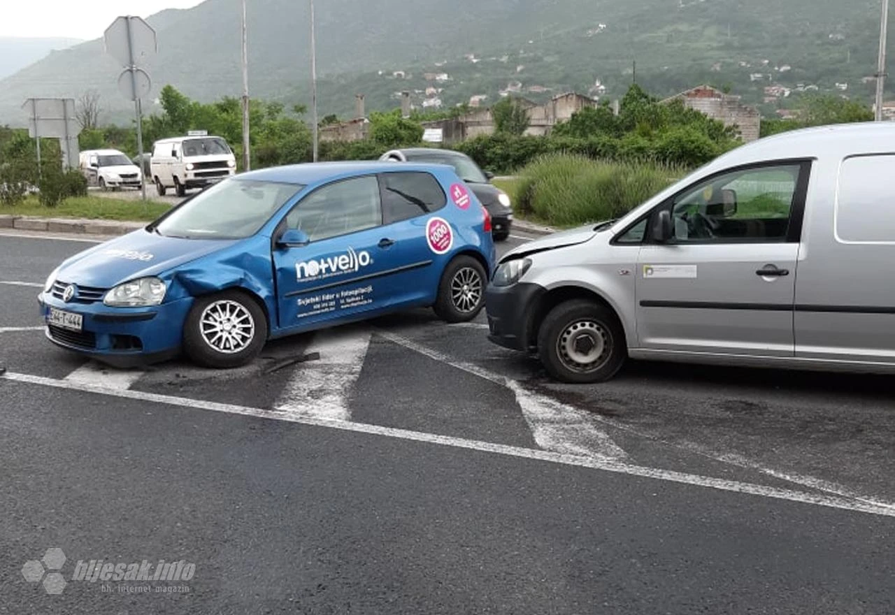 Mostar: Sudar Golfa i Caddyja usporio promet na M-17