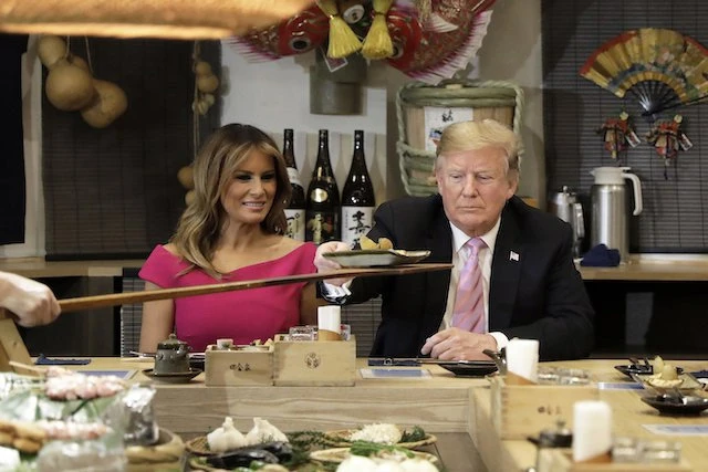 Trump uživa u večeri koju priređuje japanski carski par