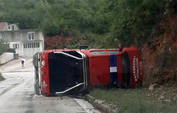 Prevrnulo se vatrogasno vozilo