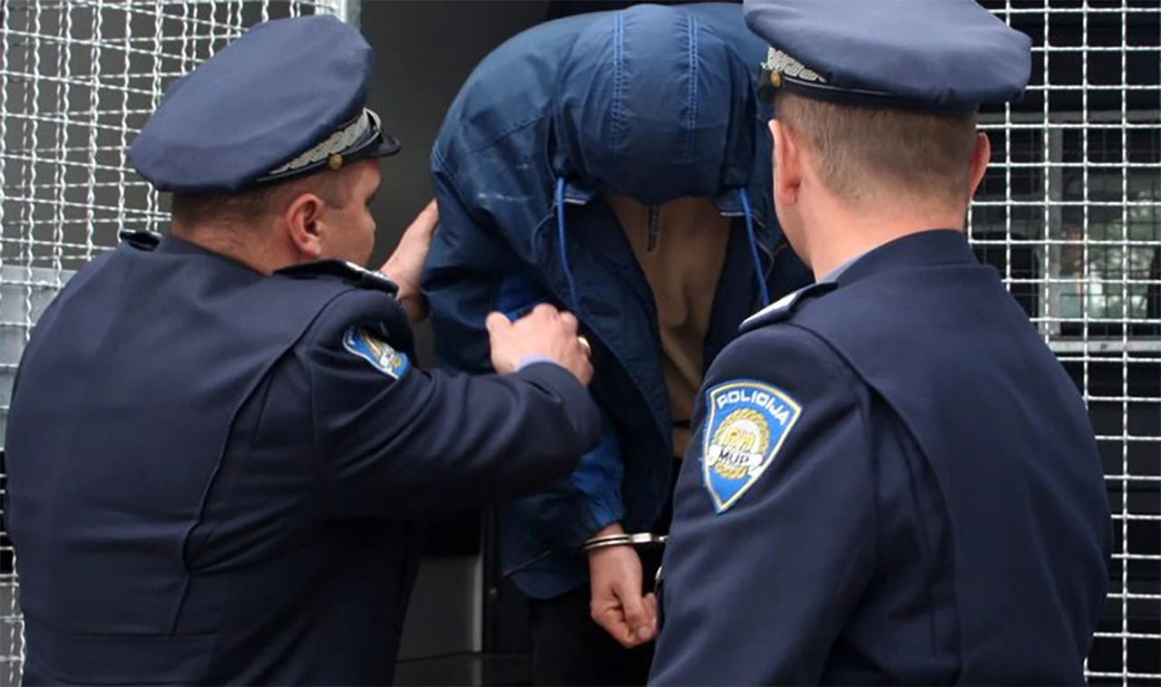 U Mercedesu pokušao prokrijumčariti pet migranata u Hrvatsku