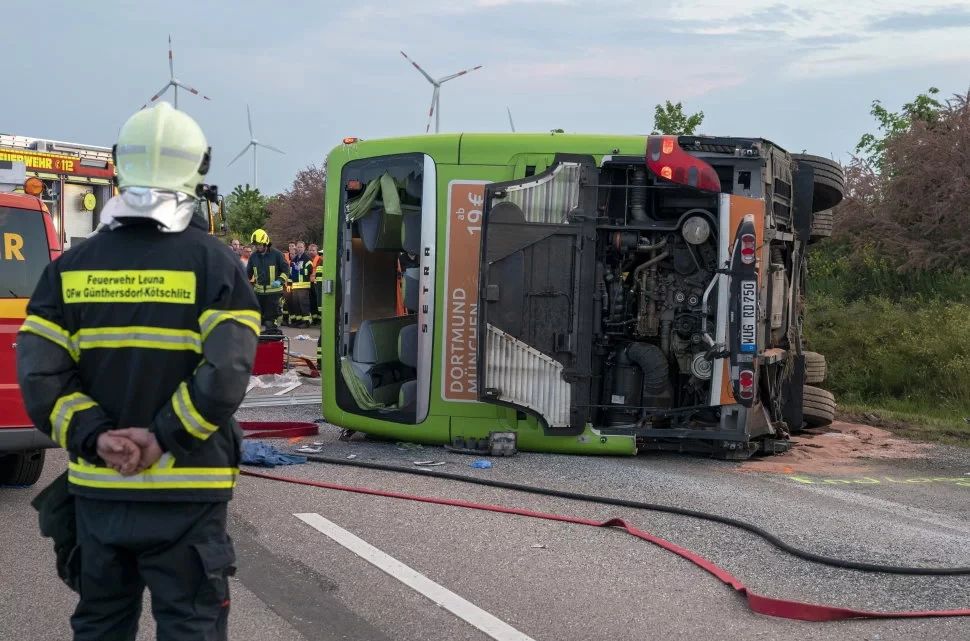 Vozać Flixbusovog autobusa zaspao, jedna osoba poginula 60 ozlijeđenih