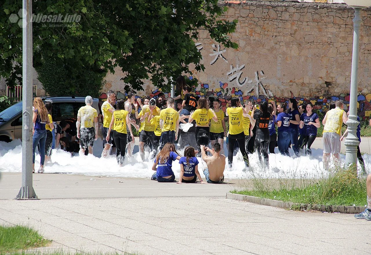 Dimna zavjesa: Škola prije života