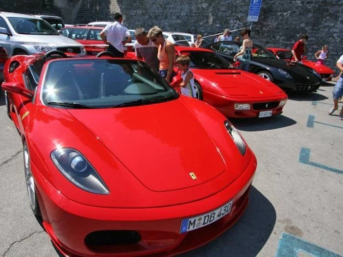Ferarri vrijedan milijune ukraden tijekom probne vožnje