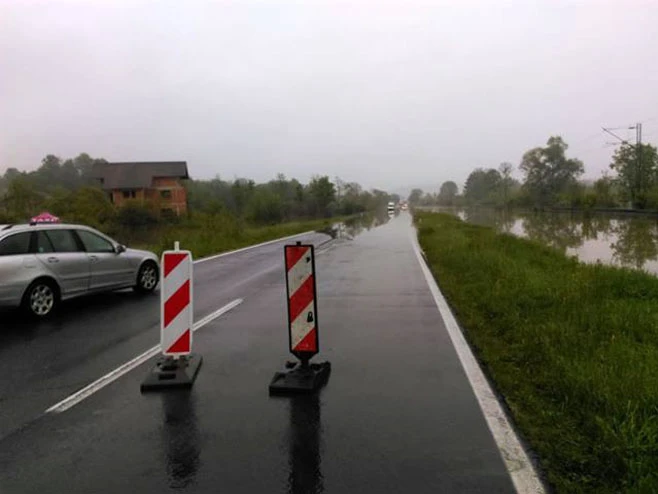 Zbog izlijevanje vode  obustavljen promet na pojedinim dionicama 