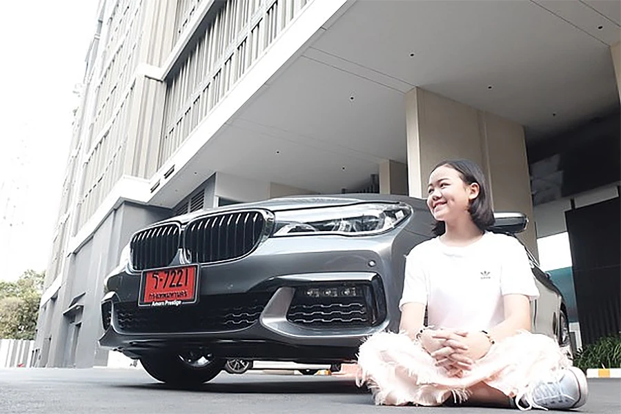 Maloljetna tajlandska bloggerica počastila se BMW-om od 150 milja funti!