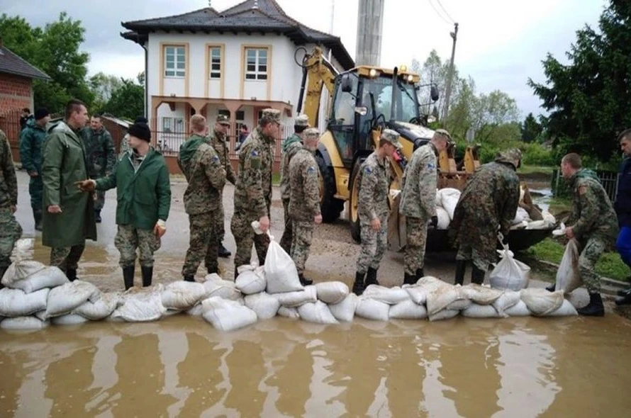 Vojnici pomažu stanovnicima Prijedora