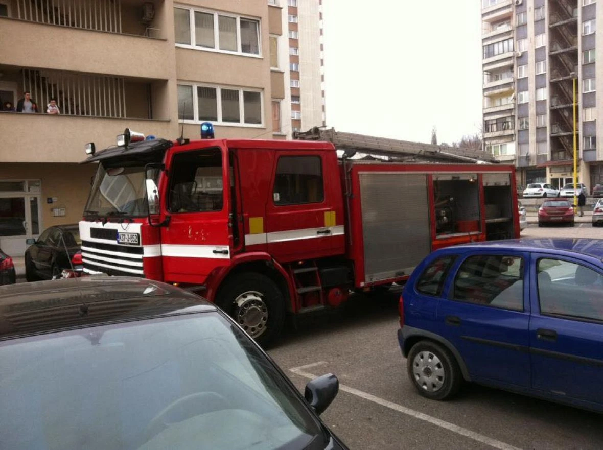 Vatrogasci spasili muškarca iz zapaljenog stana u Hadžićima