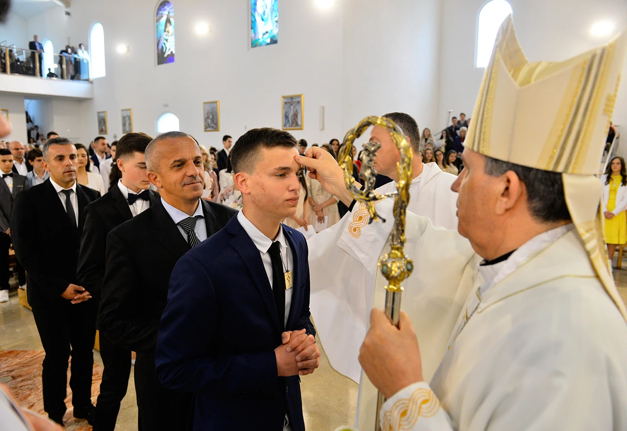Sakrament svete Potvrde primilo je 57 krizmanika