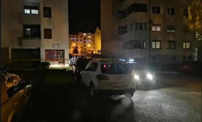Mrtav muškarac pored zgrade Vlade