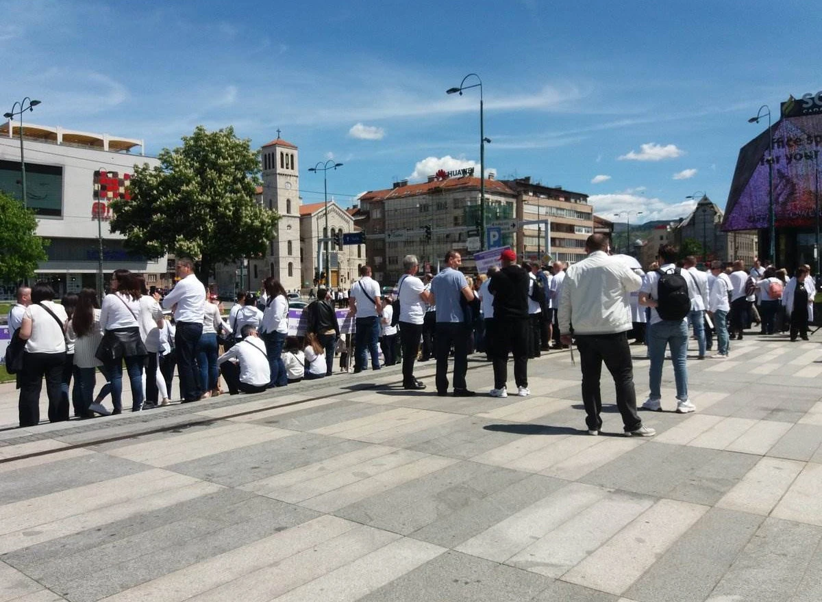 Počelo okupljanje liječnika iz Federacije pred zgradom institucija 