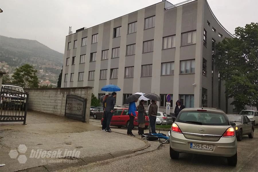 Mostar: Dvije osobe ozlijeđene u sudaru automobila i motocikla