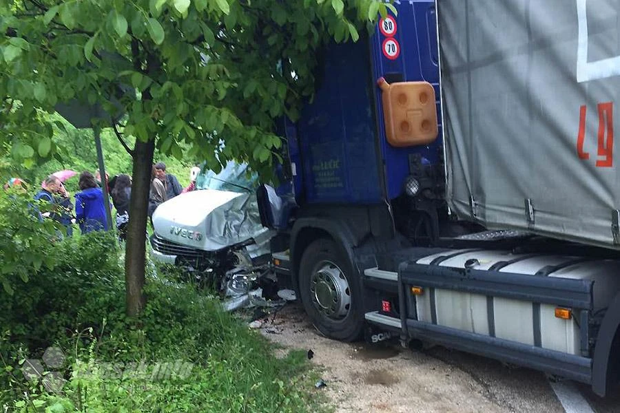 Hodbina: Petero ozlijeđenih u sudaru kamiona i autobusa