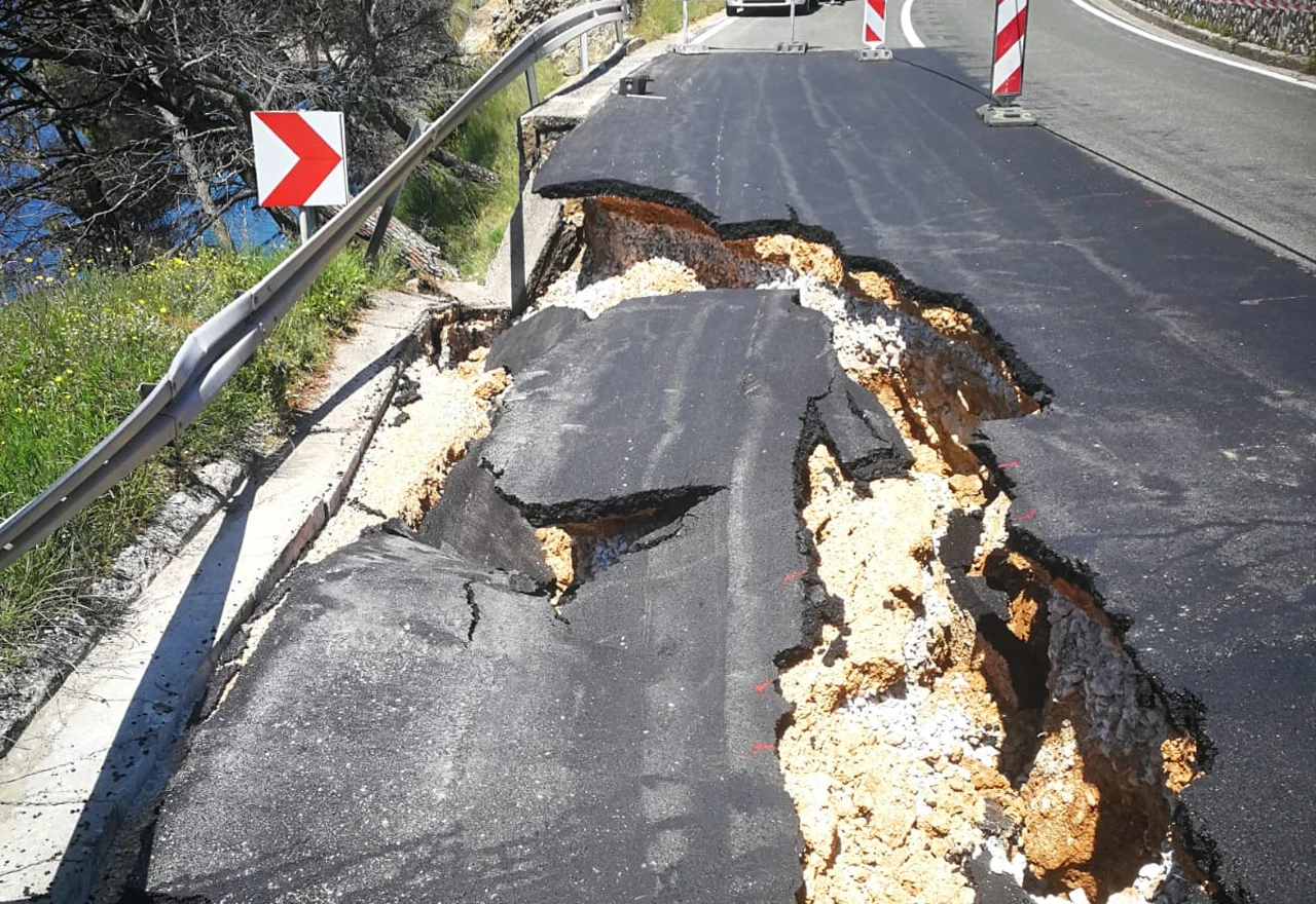 Urušila se cesta između Podgore i Makarske